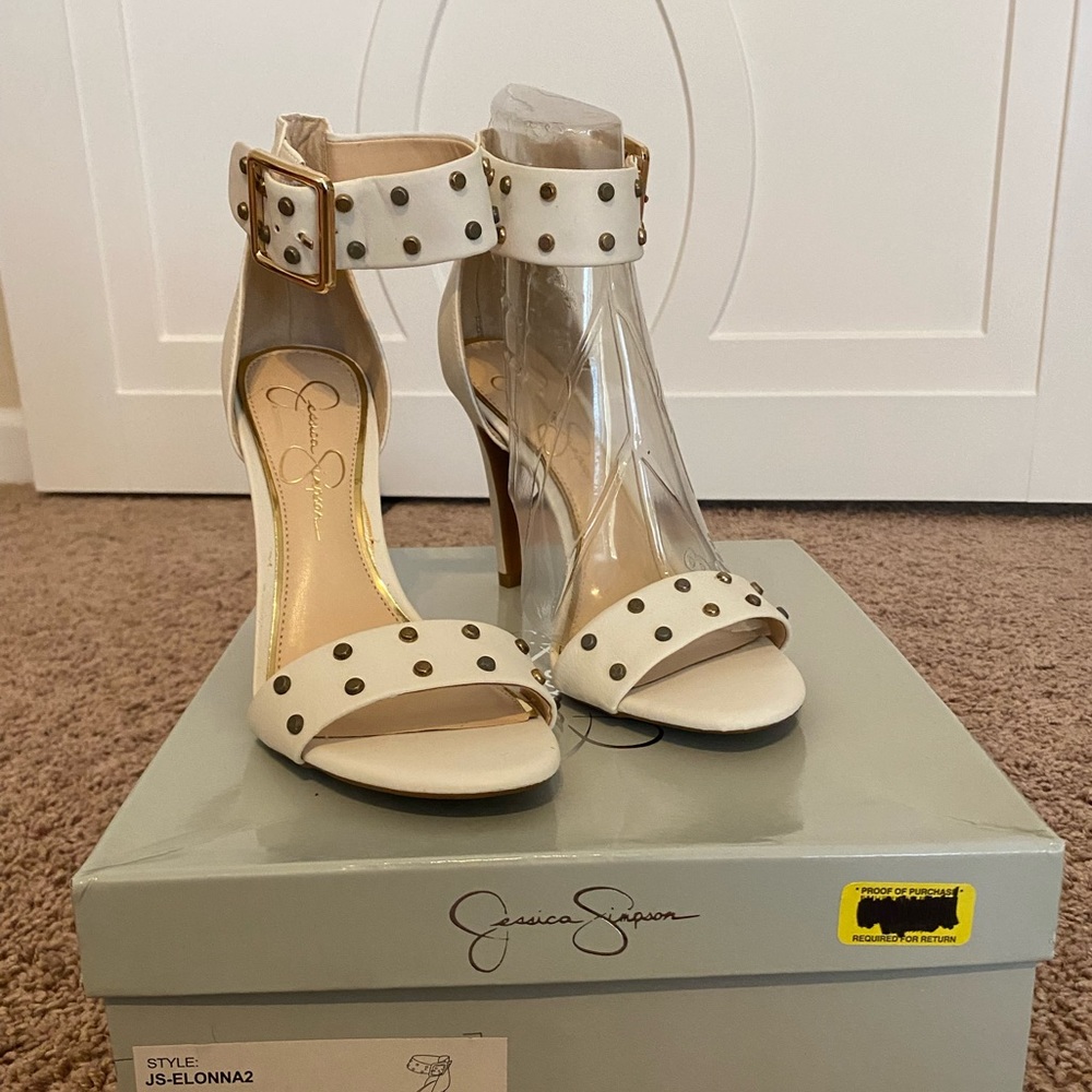 White Jessica Simpson heels. Style: JSELONNA2